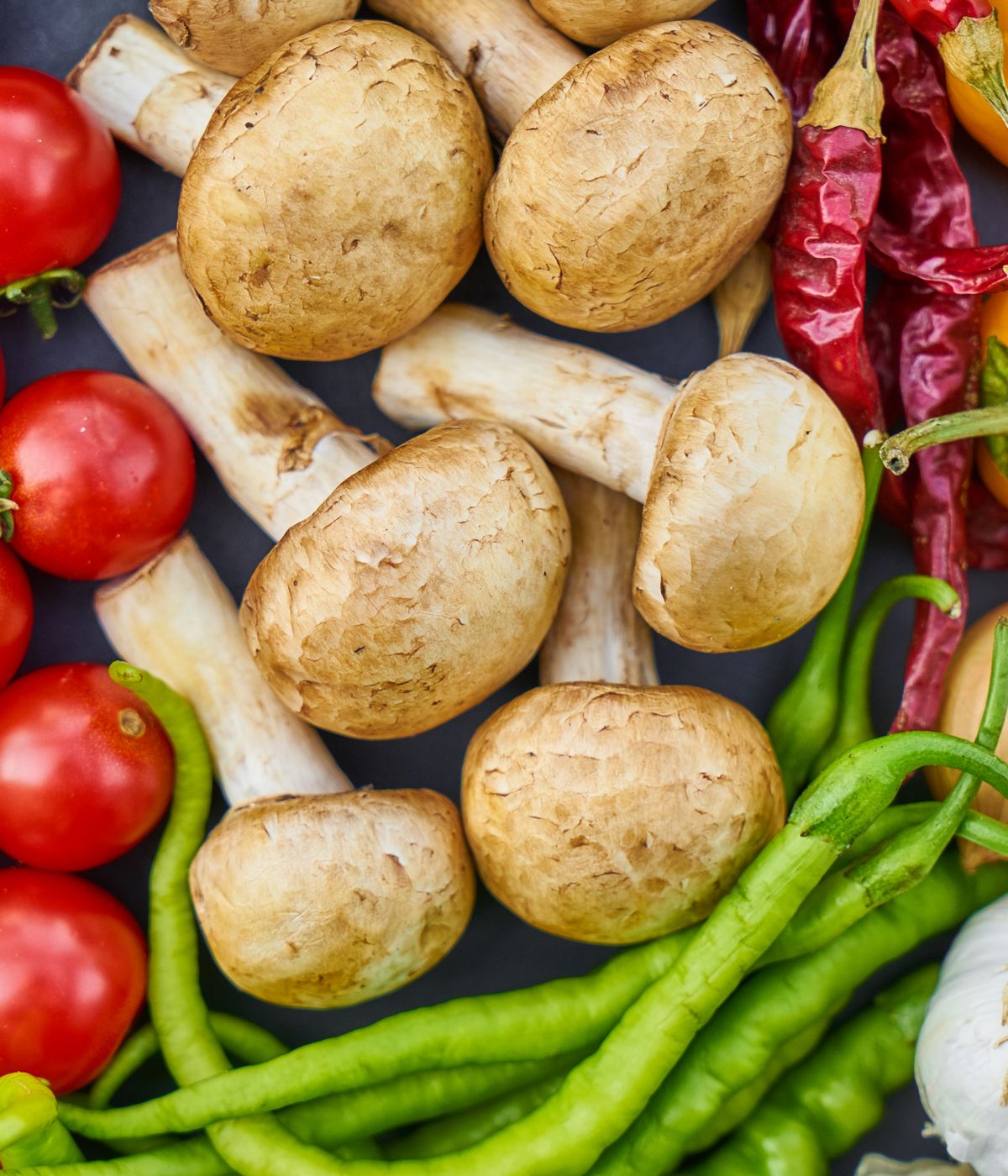 Légumes frais colorés au comptoir de l’épicerie
